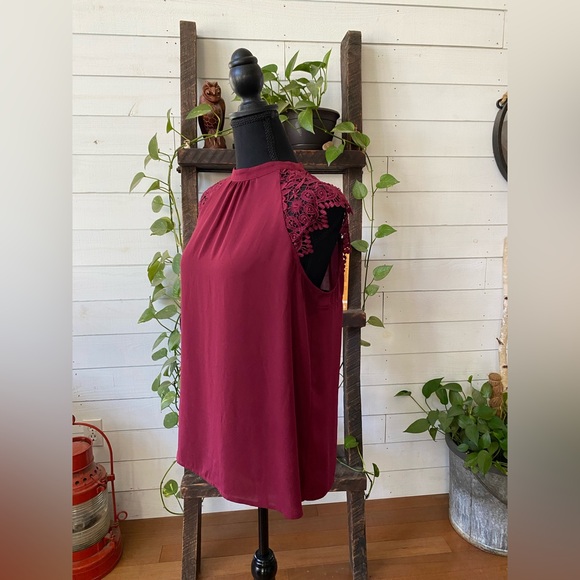 Express: Stylish Burgundy Top with Lace Details - Picture 5 of 17